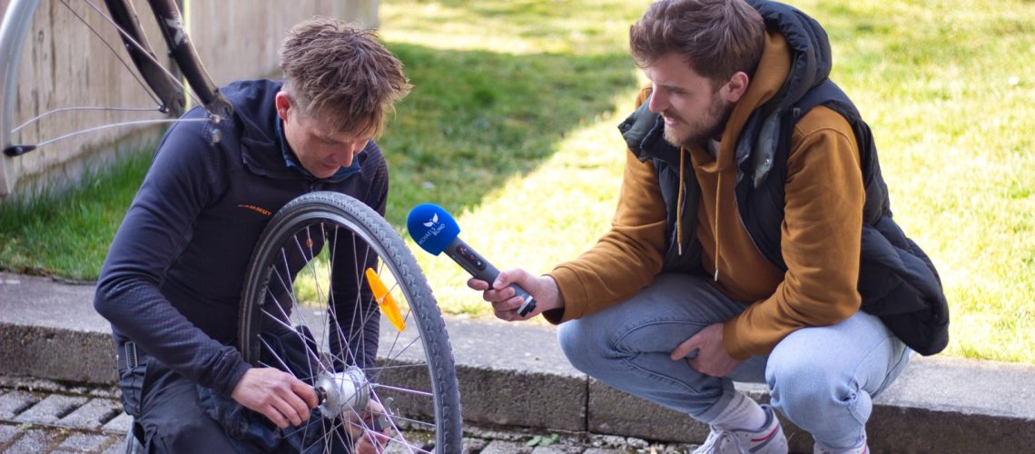 Korbinian Bauer interviewt Fahrradmechaniker bei Aktion in AEH
