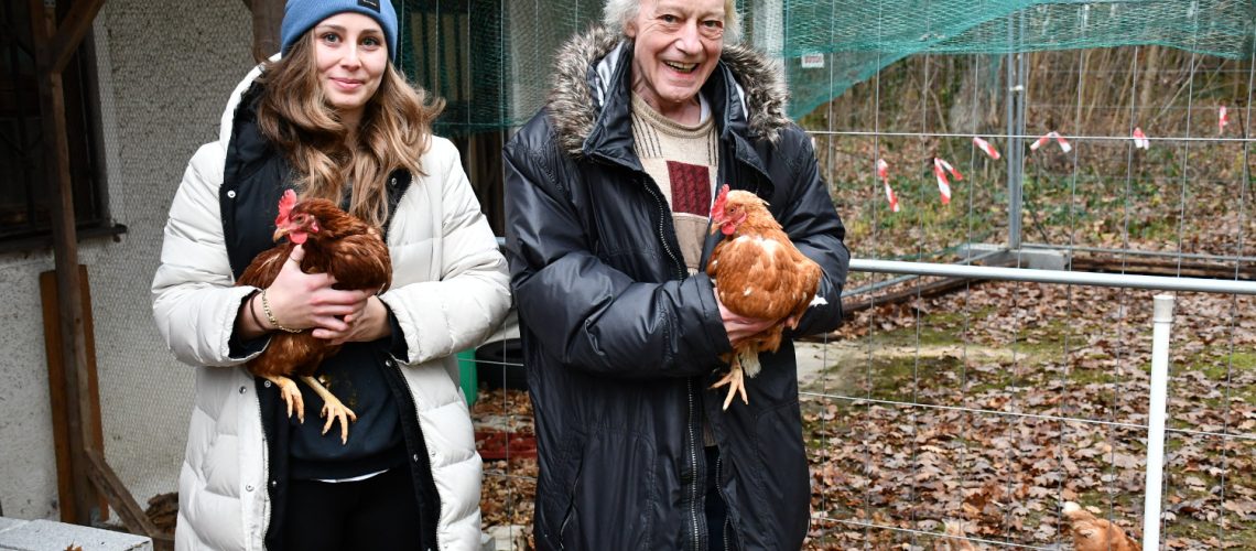 web-Magdalena Schön und Hugo Herzog mit Hühnern auf dem Arm