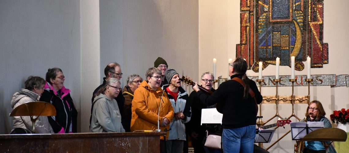 web-Rosenheim-KJSW-Chor-beim Gottesdienst